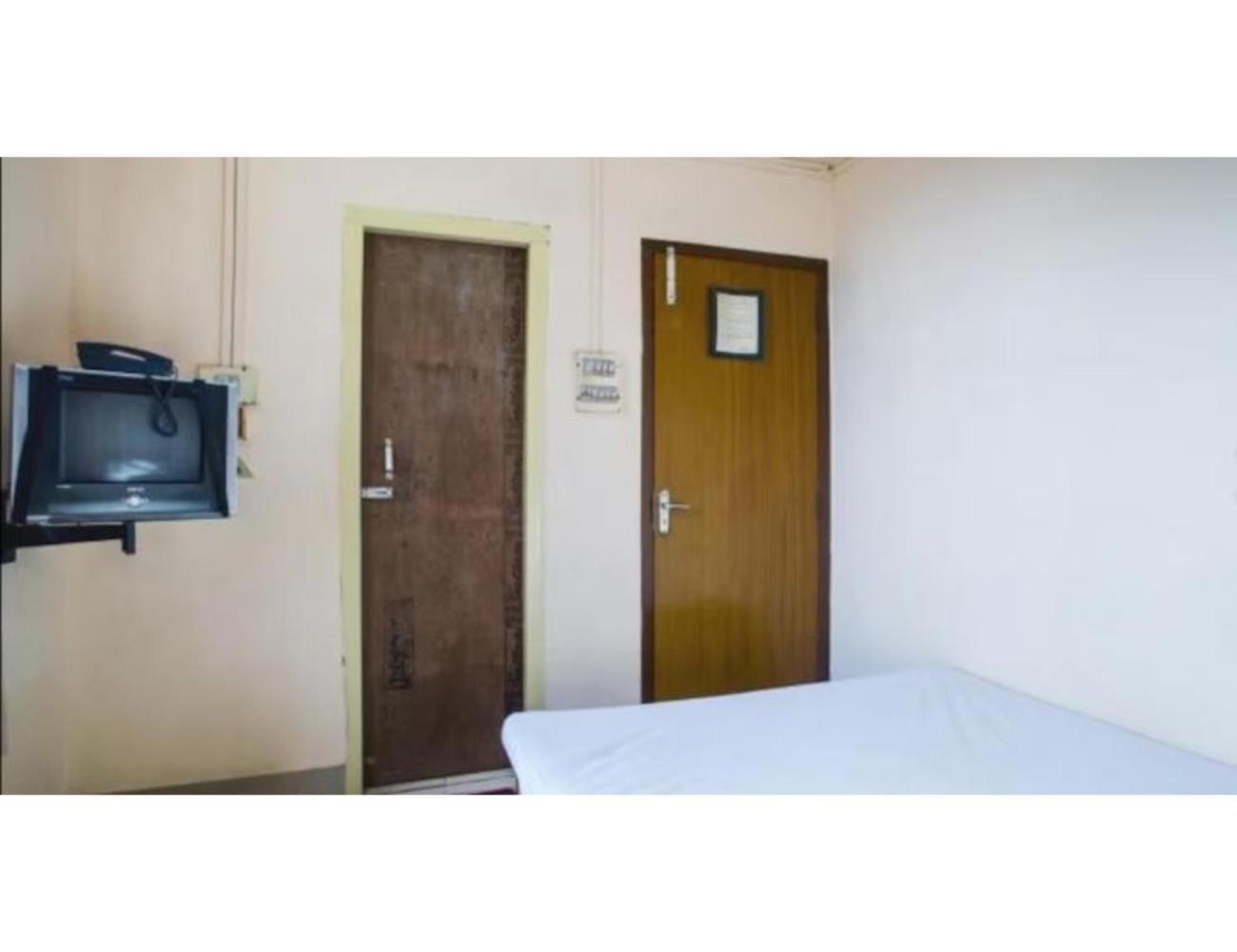 Homestay Rhino, *